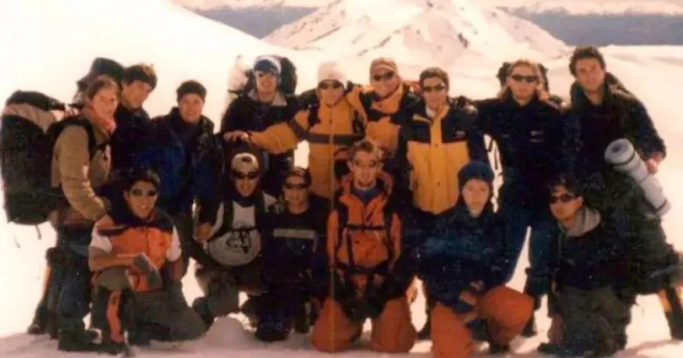 Cada uno de los jóvenes tiene una placa con su nombre en el patio del Recuerdo. | Foto Diario El Cordillerano