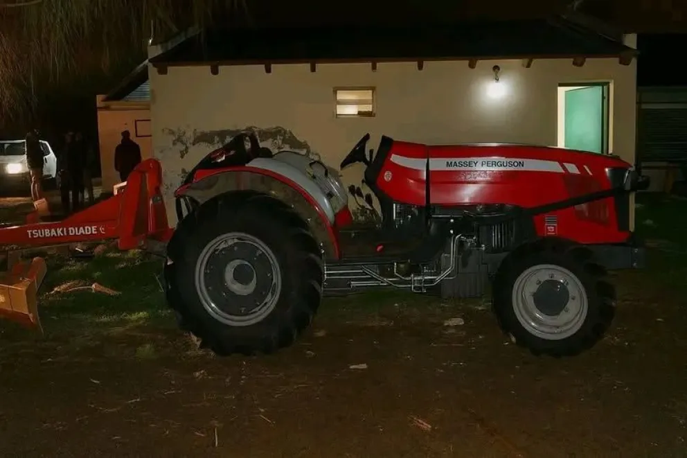 La policía encontró el tractor en marcha, en la puerta de uno de los galpones de la empresa avícola. Foto: gentileza Oro en Noticias.