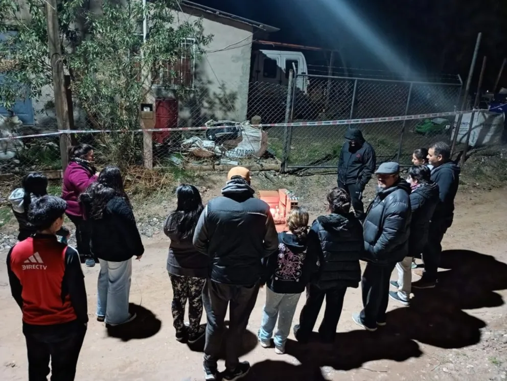 El dolor de la comunidad de Nueva España. Todavía no pueden entender cómo se produjo semejante violencia con un bebé de apenas 37 días. Foto: Centenario Digital