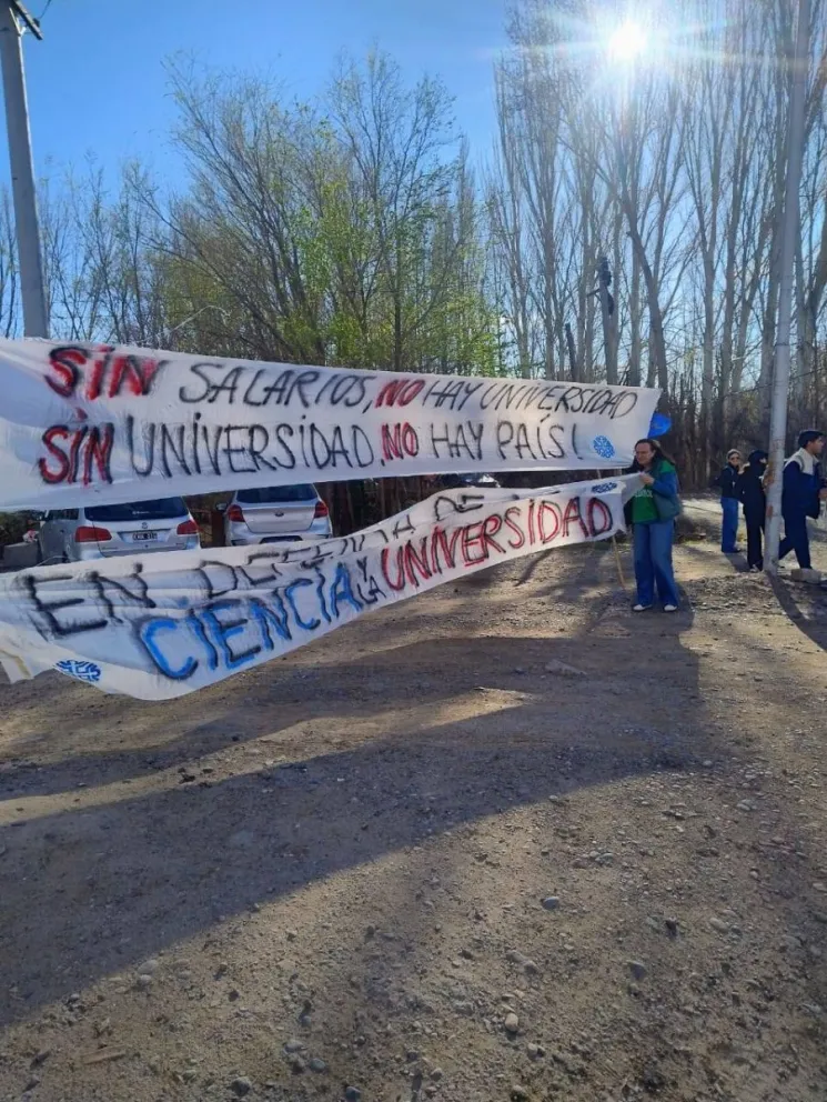 Es una volanteada con carteles en el ingreso a la Isla Jordán. (Foto Inforo)