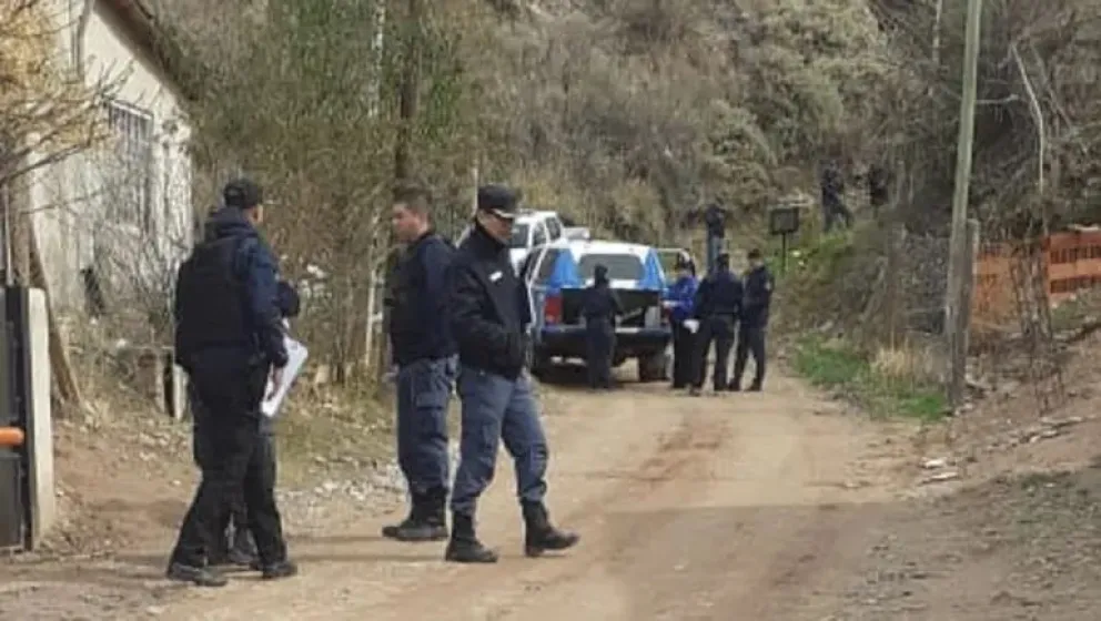 Luego de confirmarse la muerte del bebé, la policía realizó un procedimiento en la vivienda donde residía la familia, en el barrio Nueva España de Centenario. Foto: gentileza Centenario Digital.