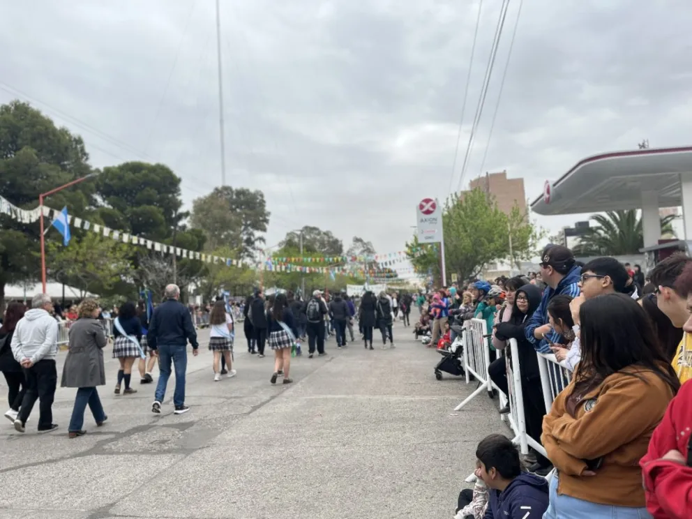 Cada desfile cuenta con cientos de participantes que muestran sus grupos y actividades. (Foto Cipo360)