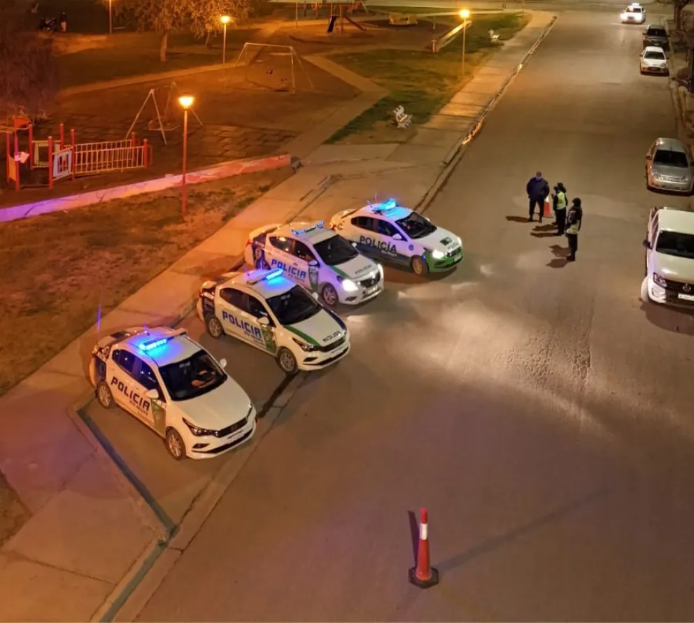 El operativo de control se realizó en las calles de Fernández Oro. Secuestraron 11 motos. Por una de esas, fue a protestar el papá. Foto: Policía Río Negro.