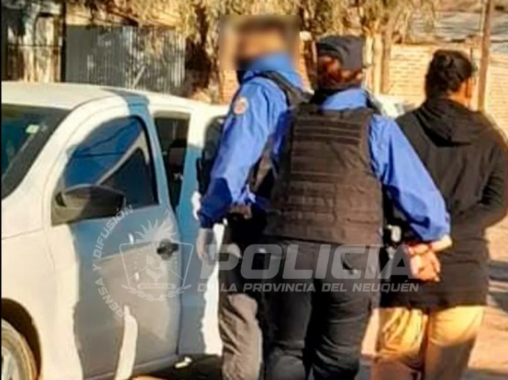 Dos personas fueron demoradas por el ciberdelito. Los allanamientos se realizaron en tres viviendas de Centenario. Foto: Policía de Neuquén.