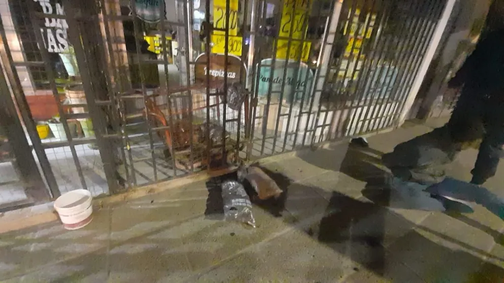 El intento de robo se produjo esta madrugada, en una fiambrería de la calle Esquiú. Foto: Policía Río Negro.