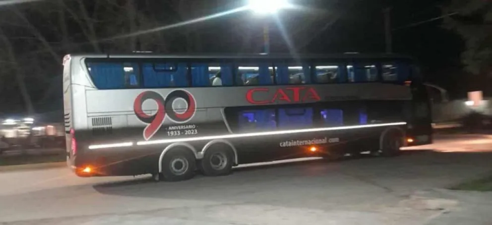 La unidad tenía destino final en la capital sanjuanina. En Catriel tuvieron que bajar a un pasajero que acosó y trató de toquetear a una mujer. Foto: Gentileza Catriel25.