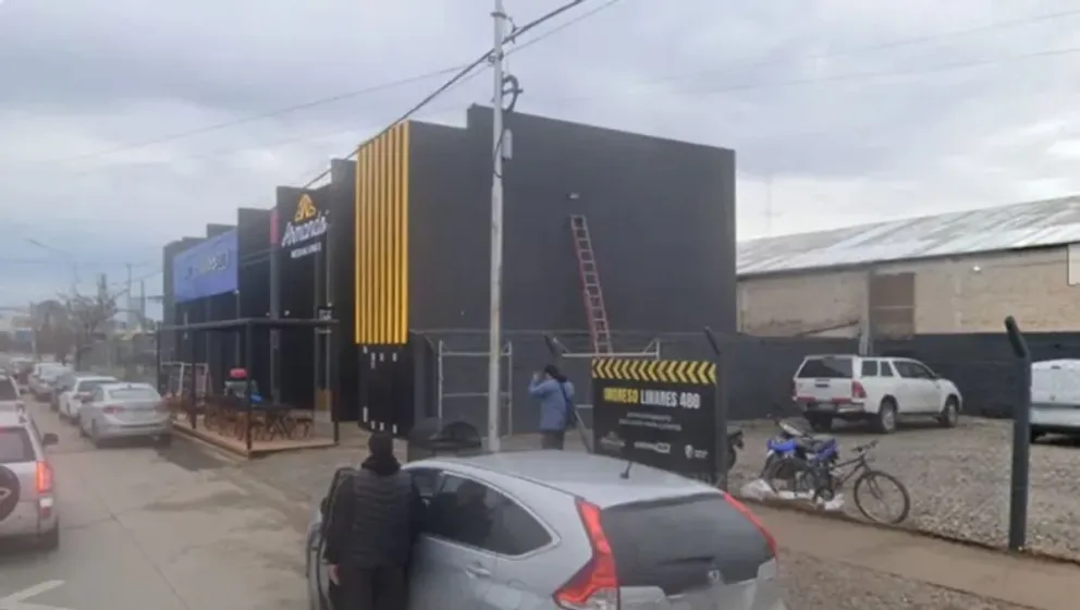 El incendio se produjo durante la madrugada del viernes; la policía investiga la hipótesis del atentado con una bomba molotov. Es el segundo caso que se produce en esa zona de Neuquén capital. Foto: gentileza C7 Noticias.