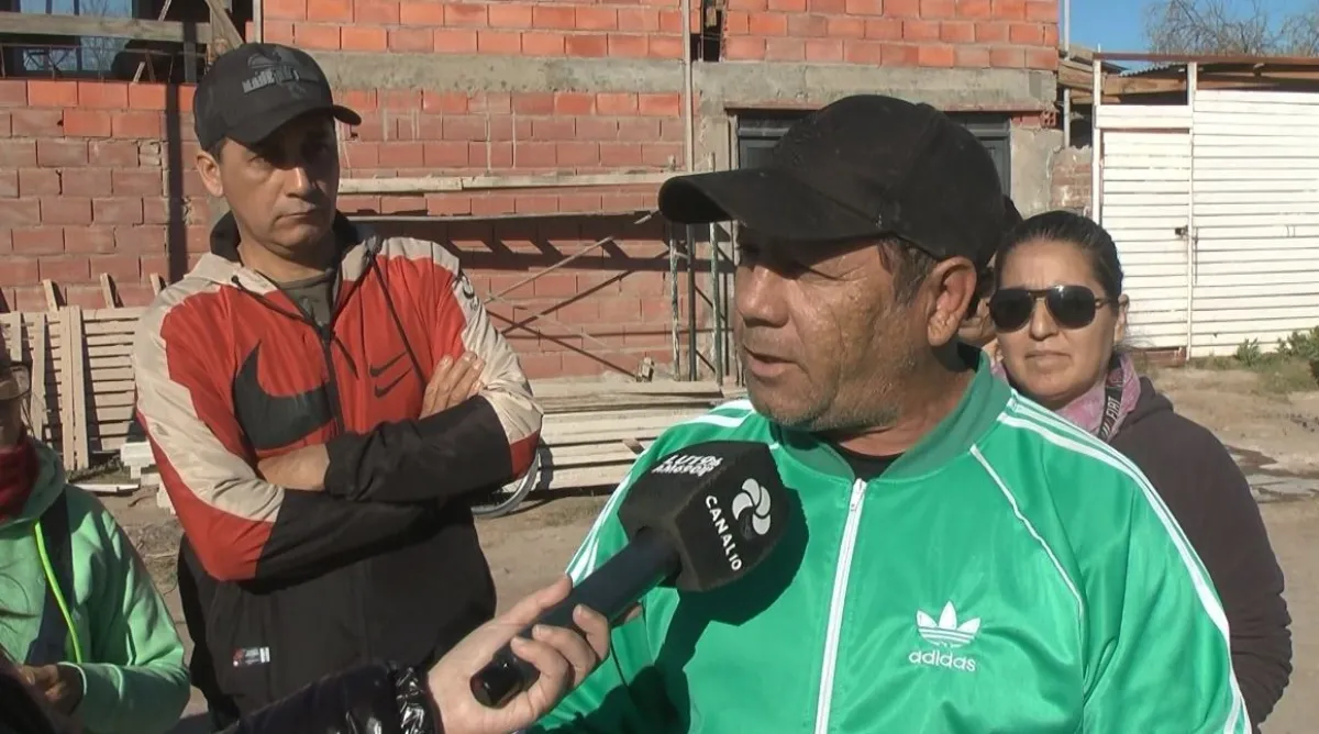 Omar uno de los vecinos que dununcian por problemas por la falta de cloacas