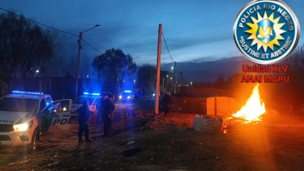 Los vecinos colaboraron para que los hombres desalojen. (Foto Policía Unidad Anai Mapu)