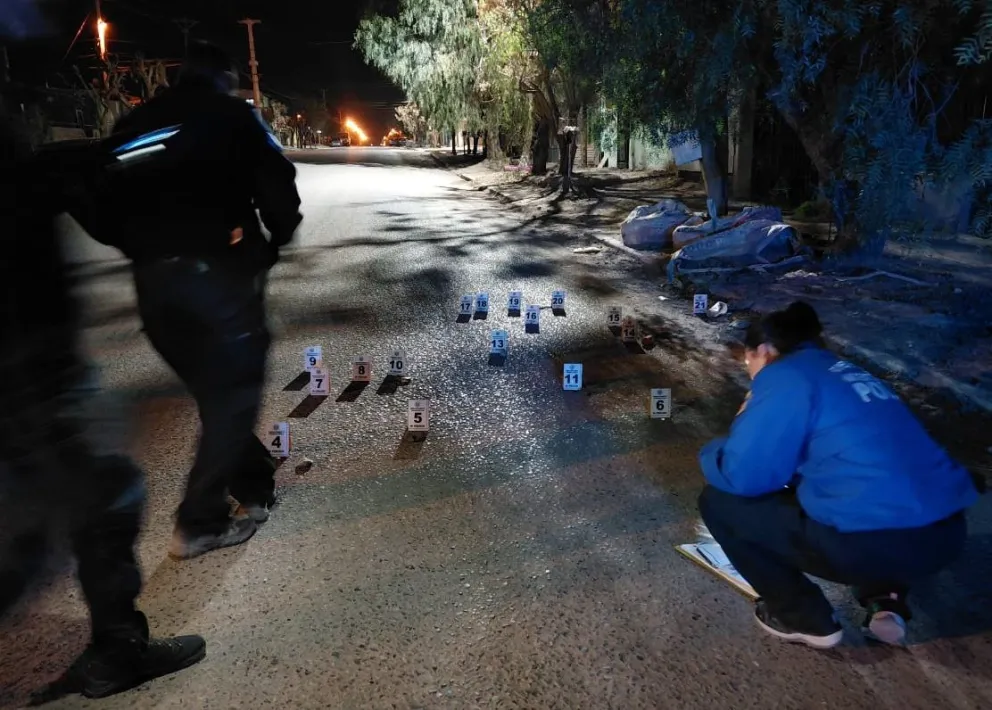 Durante la madrugada se produjo un violento tiroteo que provocó temor en la vecindad. La policía encontró 21 cápsulas de una 9 mm. Foto: gentileza Centenario Digital.