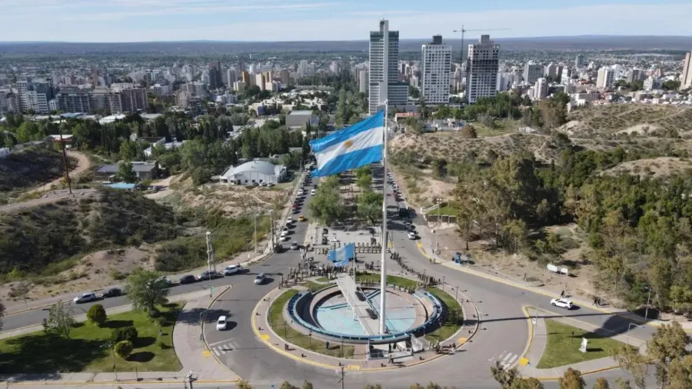 El acto central será el desfile en la calle Obrero Argentino, entre Chocón y Boerr, desde las 14 hasta las 18, con más de 100 instituciones participantes. | Foto Municipalidad de Neuquén