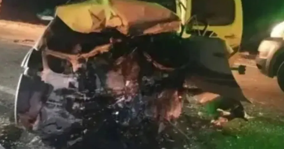Así quedó la parte delantera del Jeep en que viajaban Luis Pacheco y Lorena Borquez. Luis, que manejaba, murió en el acto. Su esposa, en la ambulancia que la trasladaba al Hospital de Pomona. Foto: archivo.