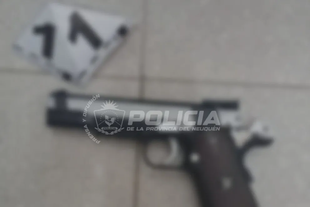 El arma fue encontrada en la mochila de una de las estudiantes. Al parecer, se la estaba guardando a un compañero. Foto: Policía de Neuquén.