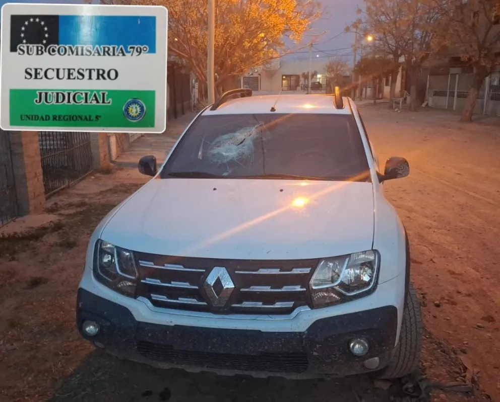 La camioneta había sido robada en Neuquén capital y apareció abandonada en el barrio Antártida Argentina. Foto: Policía Río Negro.