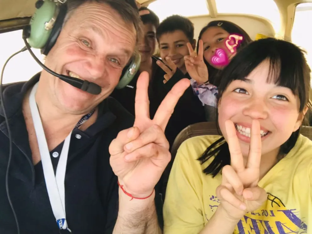 os chicos de Ferri vivieron una experiencia única gracias a la Municipalidad y el Aeroclub de Allen. | Foto gentileza
