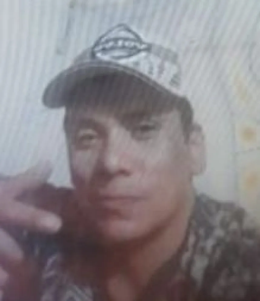 Tiene 32 años y destacan un piercing en su ceja.