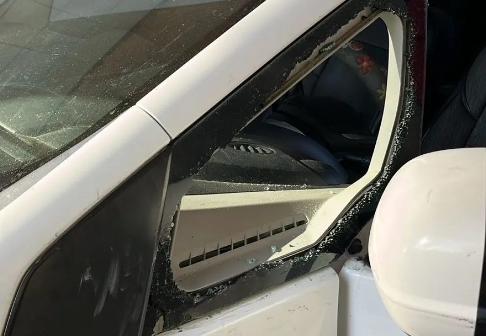 A través del vidrio lograron acceder a la manija del conductor. (Foto Centenario Digital)