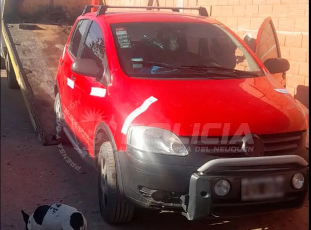 El Cross Fox habría sido el vehículo que se usó durante el ataque a tiros a la vivienda de Cinco Saltos. Foto: Policía de Neuquén.