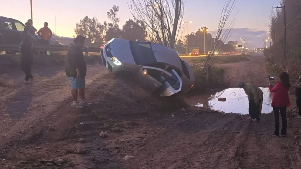 La conductora perdió el control del auto, pasó de largo por una curva y terminó contra una alameda. Foto: gentileza Centenario Digital.