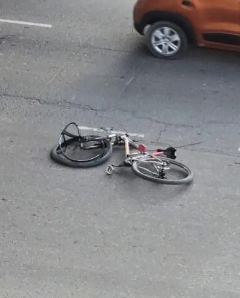 La bicicleta había quedado en el medio de la calzada. (Foto gentileza)
