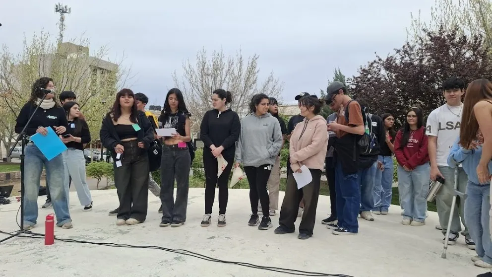 Este martes 16 de septiembre se realizaron actividades en la Plaza San Martín, en el Memorial de Leticia Veraldi y un conversatorio con ex estudiantes víctimas de la dictadura.. | Foto Daniela Luján