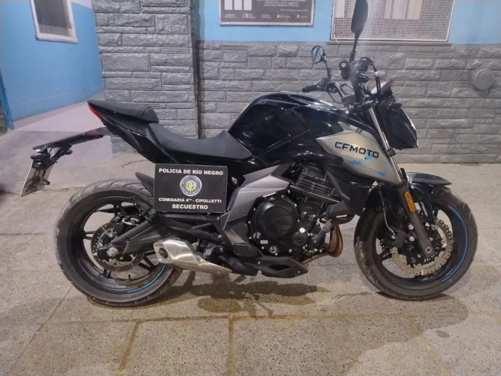 El GPS de la moto robada permitió hallar un aguantadero donde se encontraban otros tres vehículos. No hay detenidos. Foto: Policía Río Negro.