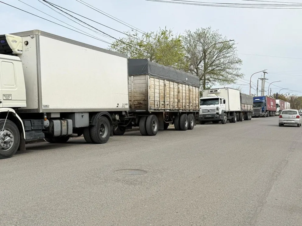La cantidad de camiones en la zona dificulta la transitabilidad.