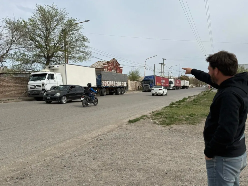 Desde el primero de diciembre ya no podrán estacionar camiones sobre la calle Tres Arroyos. Foto: prensa municipalidad de Cipolletti.