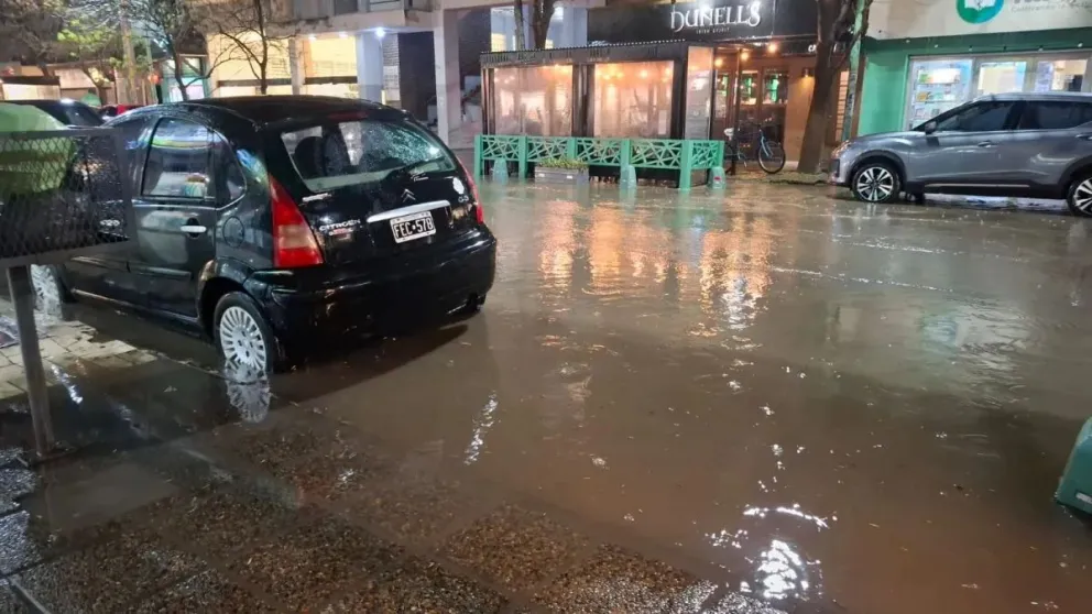 Anoche la tormenta provocó diversos inconvenientes en las calles cipoleñas. Se mantienen las condiciones de alerta amarilla. Foto: Cipo360.