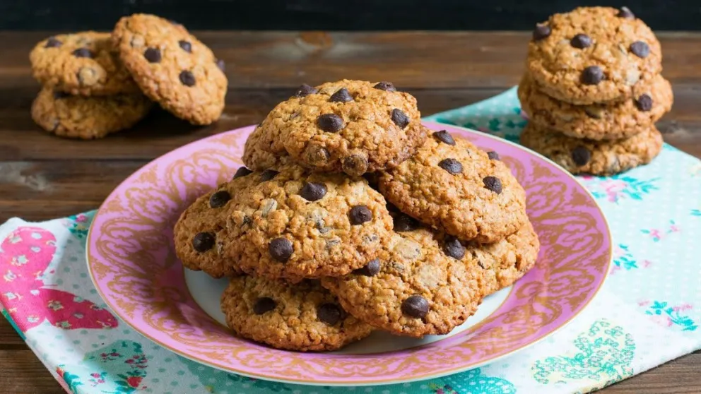 Galletitas de banana y avena con chips de chocolate.