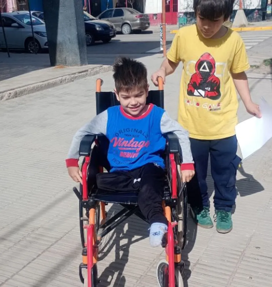 Tiziano no puede caminar por lo cual una silla eléctrica lo ayudaría en el día a día. (Foto gentileza)