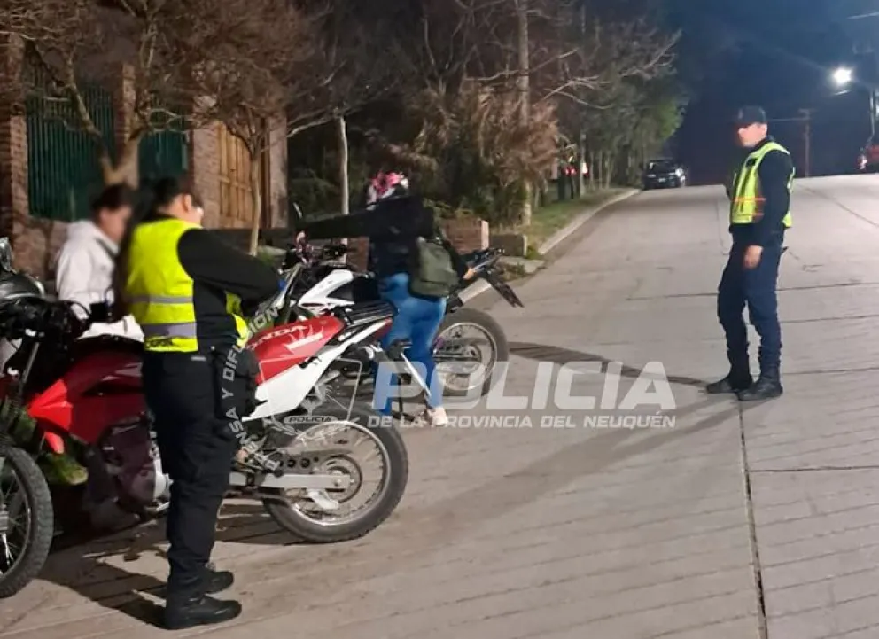  Durante el operativo se secuestraron 17 vehículos: 14 motos y tres automóviles. Foto: Policía de Neuquén.