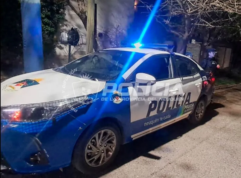 La mujer, de 36 años, estaba tan concentrada en la tarea de seleccionar qué iba a robar que no se dio cuenta de la llegada de la policía. Foto: Policía Neuquén.