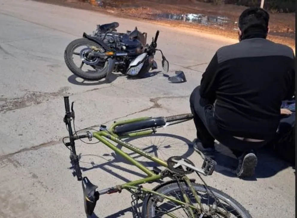 El choque se produjo sobre la calle Saturnino Franco, el principal acceso al Distrito Vecinal. Foto: gentileza M. A. Parra.