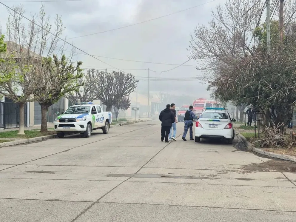 Bomberos y polic&iacute;a permanecen trabajando en la zona, mientras se mantiene custodiado el per&iacute;metro. Foto (ANR)