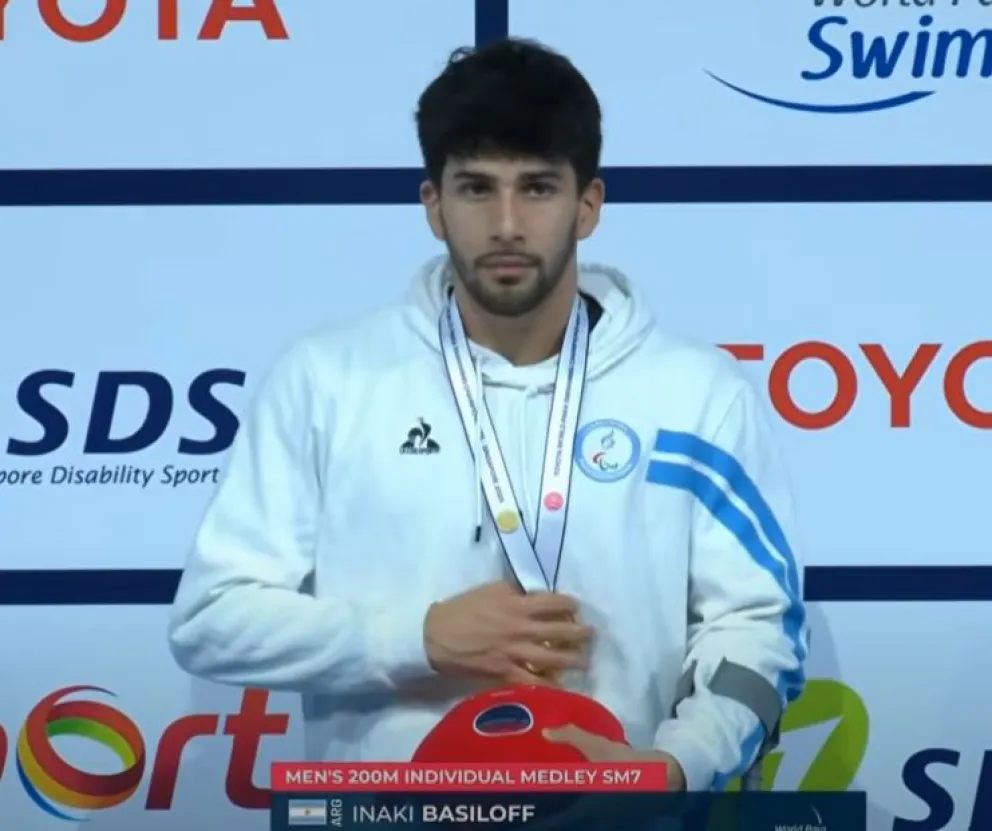 Estuvo acompañado en el podio por los nadadores Sadie y Ganiuk. (Foto gentileza)