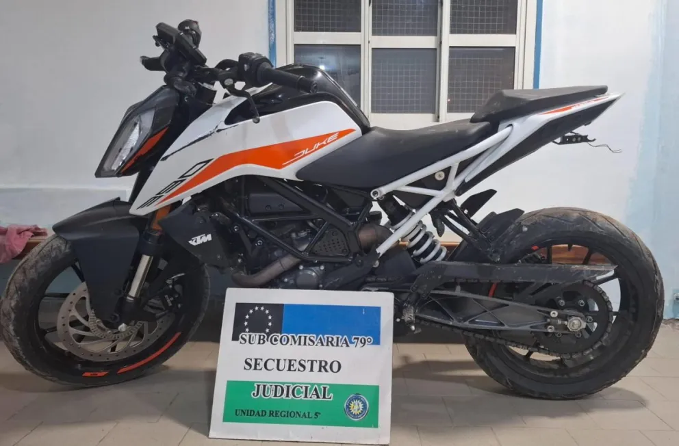 La moto había sido dejada en una vivienda a dos cuadras del lugar del robo. Foto: Policía Río Negro.