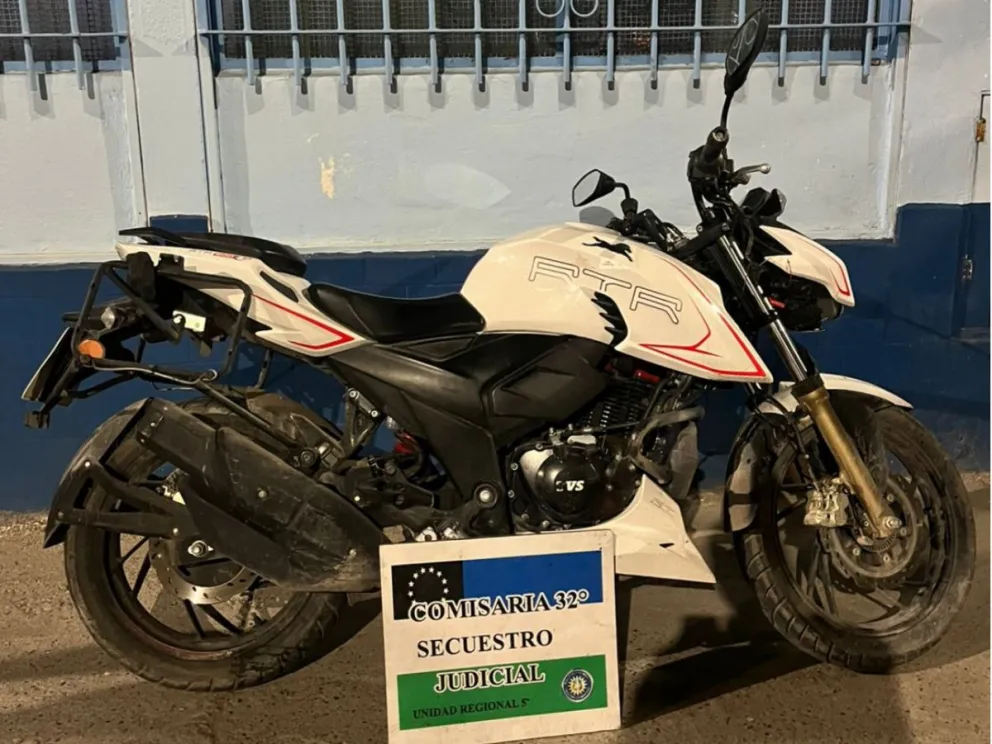 Al no poderla arrancar, los delincuentes abandonaron la moto en Güemes casi Esmeralda. Foto: Policía Río Negro.