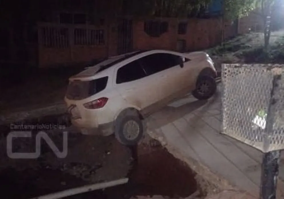 La camioneta EcoSport quedó "colgada" con sus dos ruedas sobre el vacío. En el vehículo viajaban una mujer y sus dos hijos. Foto: gentileza Centenario Noticias.