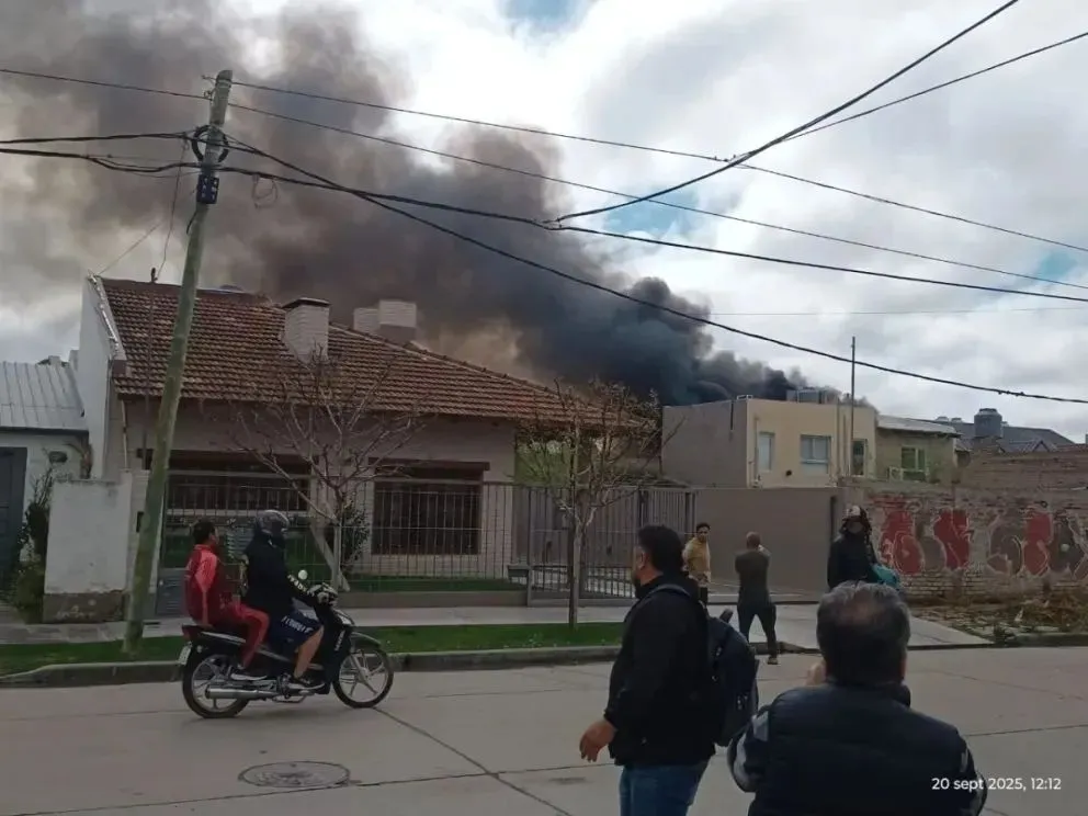 Tras el estallido intervinieron cinco dotaciones de Bomberos Voluntarios y personal policial que evacuó preventivamente a vecinos en la zona. Foto (ANR)