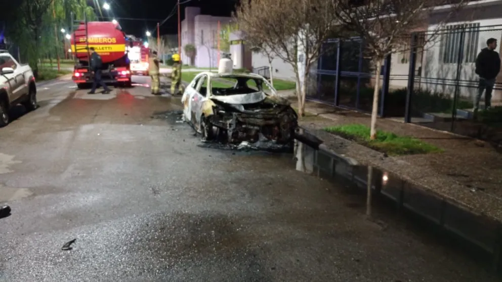 El incendio se desató poco después de la medianoche. Dos dotaciones de bomberos estuvieron trabajando para contener las llamas. Foto: gentileza.