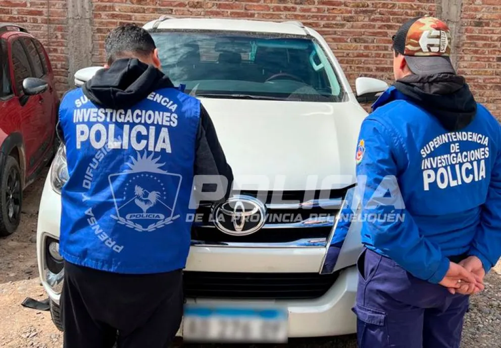La camioneta estaba estacionada en Chaneton y Teodoro Planas. Al verificarse el número de chasis, se comprobó que había sido adulterado. Foto: Policía de Neuquén.