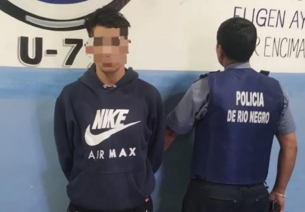 Lo reconocieron mientras caminaba por el barrio y quedó detenido. Tiene una causa pendiente. Foto: Policía Río Negro.