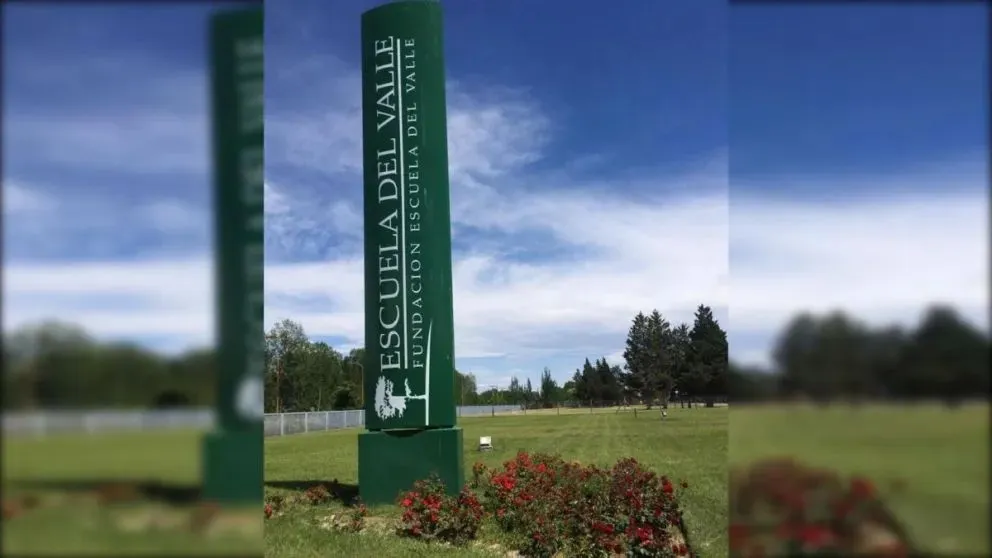 Una madre de un alumno de la Escuela del Valle denunció públicamente que su hijo y otros compañeros “fueron amenazados por un niño que llevó balas al colegio”. 