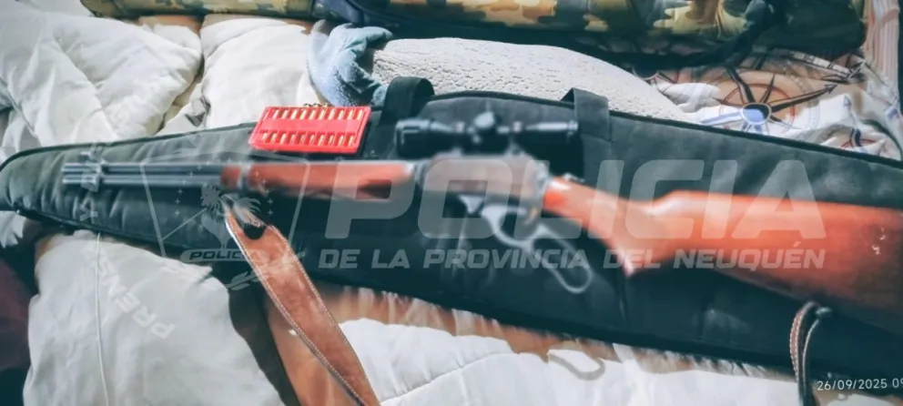 La policía secuestro dos armas largas, cuatro pistolas y una gran cantidad de municiones de diferentes calibres. Foto: Policía Neuquén.