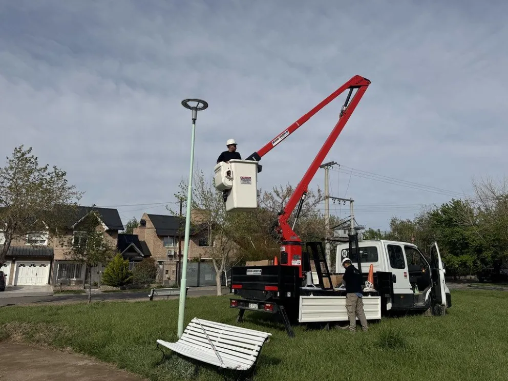La municipalidad de Cipolletti invertirá 7,9 millones de pesos en mejorar el alumbrado público en seis plazas. Foto: prensa Municipalidad.