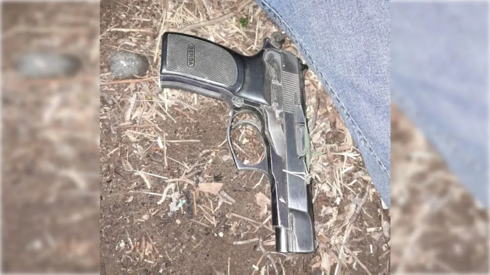 Los sospechosos fueron localizados caminando por calle Arturo Illia. | Foto Policía de Río Negro