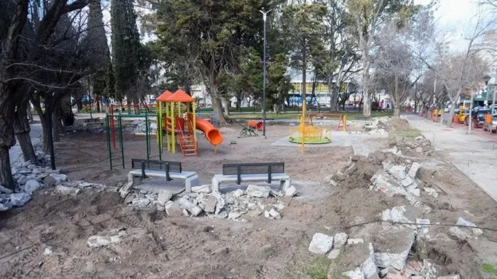 La plaza de calle Ministro Gonzalez y Córdoba se encontraba en esa fecha con varias remodelaciones. | Foto Agustín Martinez LMNeuquén 2018