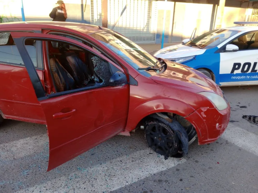 Uno de los patrulleros involucrados fue chocado por los prófugos. (Fotos Centenario Digital)