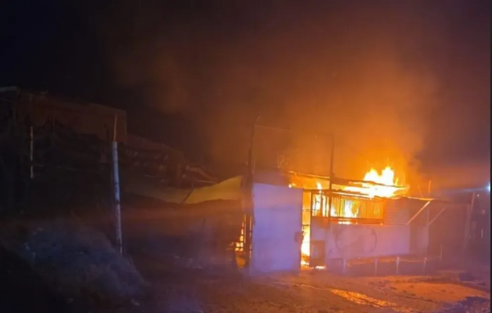 El incendio devastó la casilla en minutos. Foto: gentileza Centenario Digital.